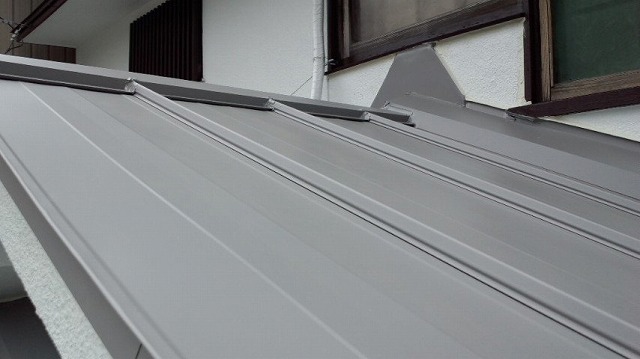 板金屋根を取り付け